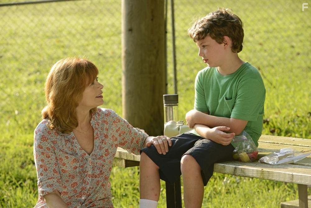 Frances Fisher and Landon Gimenez in Воскрешение (2014)