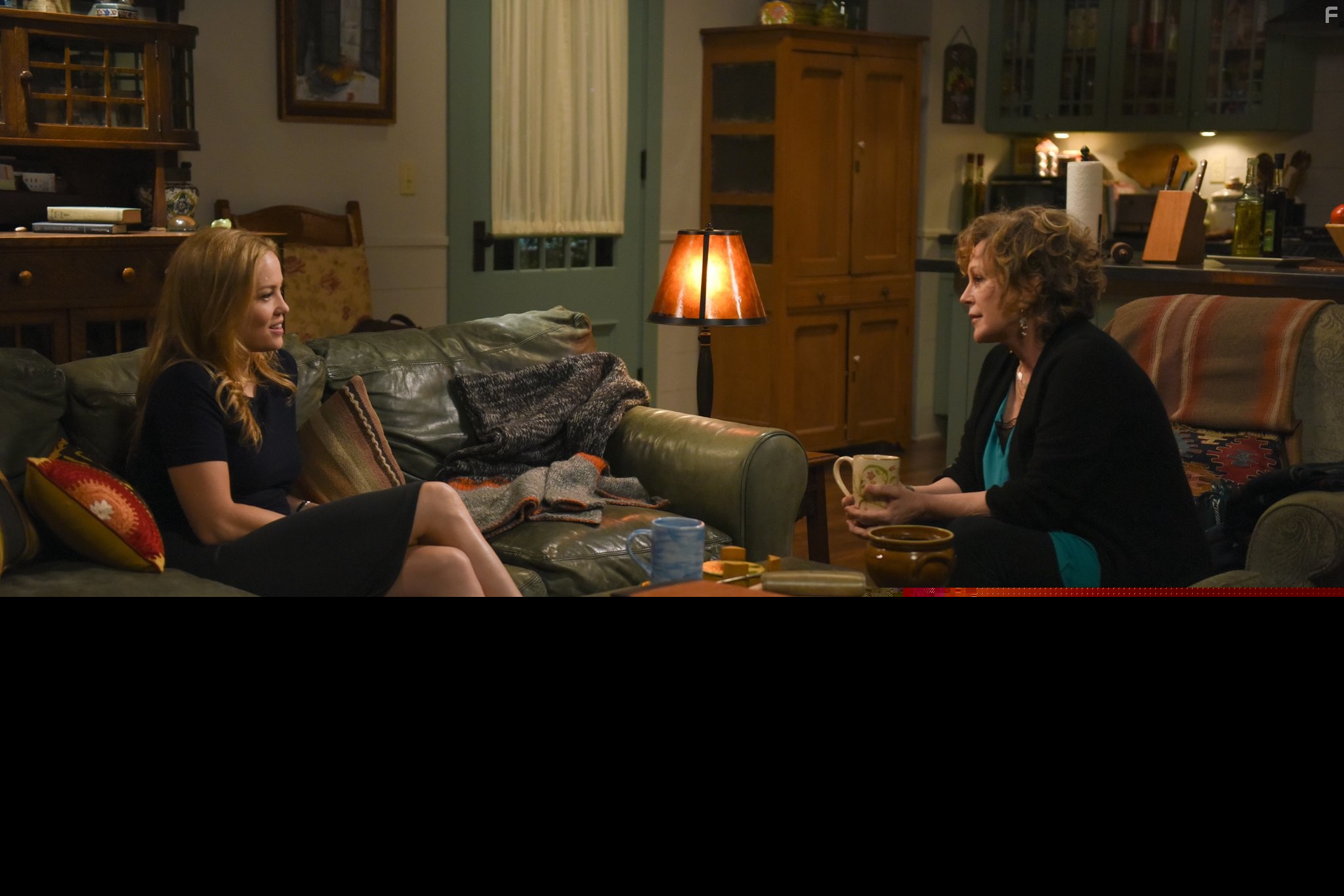 Bonnie Bedelia and Erika Christensen in Родители (2010)