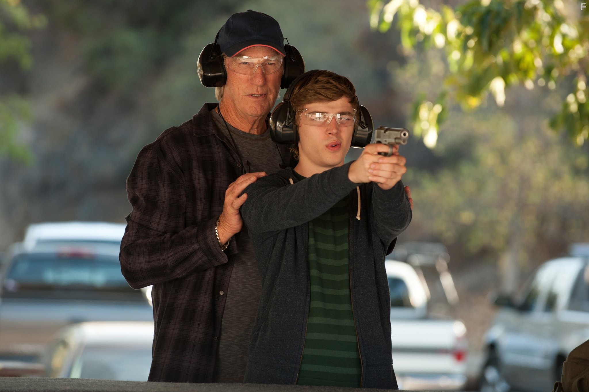 Craig T. Nelson and Miles Heizer in Родители (2010)