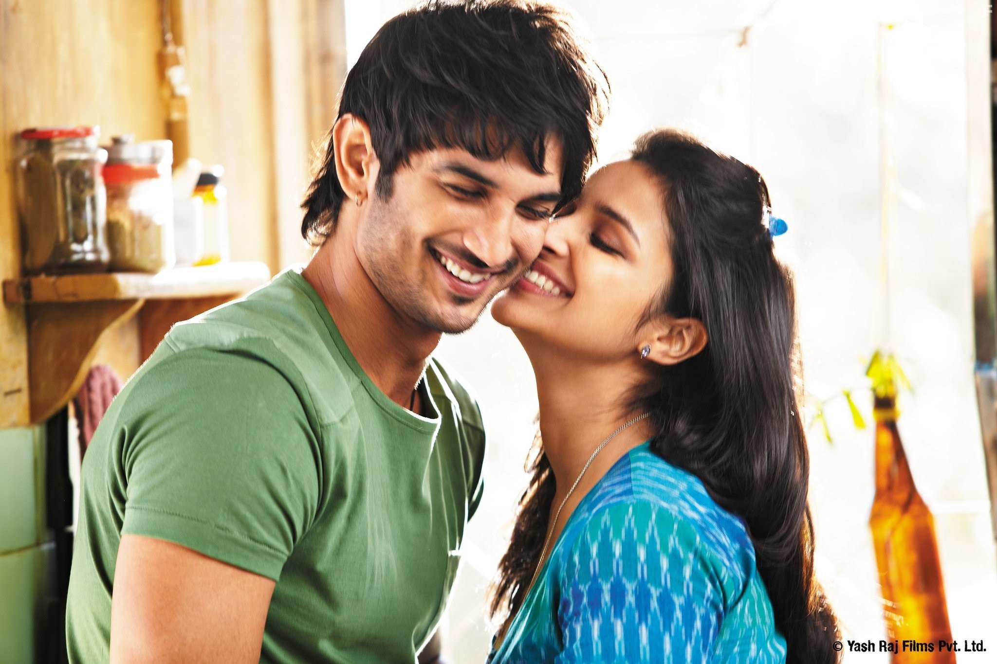 Sushant Singh Rajput and Parineeti Chopra in Настоящий индийский роман (2013)