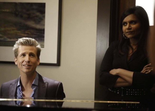 Josh Meyers and Mindy Kaling in Проект Минди (2012)