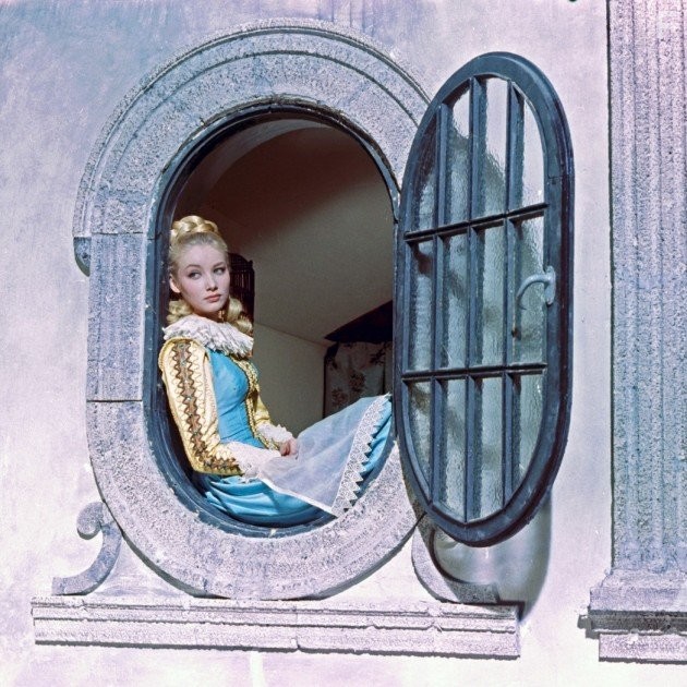 Девушка в окошке