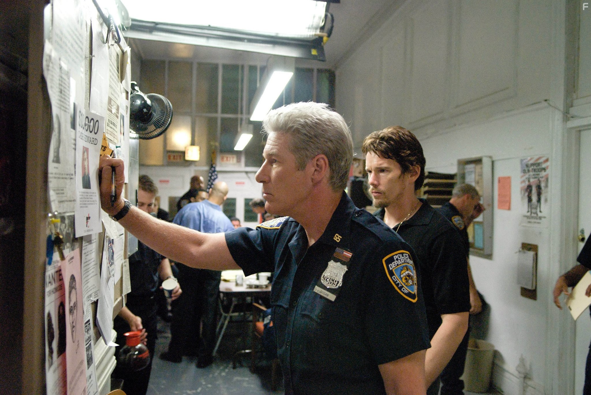 Richard Gere and Ethan Hawke in Бруклинские полицейские (2009)