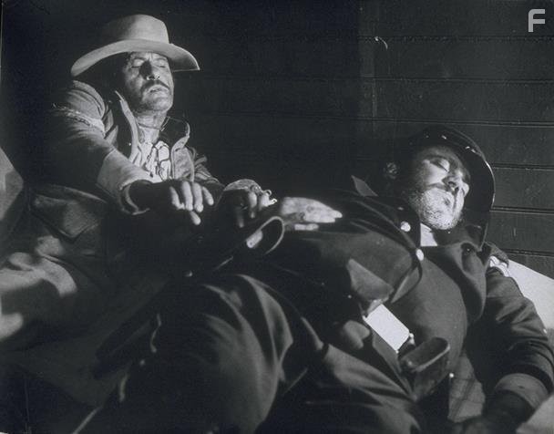 Mario Brega and Eli Wallach in Хороший, плохой, злой (1966)