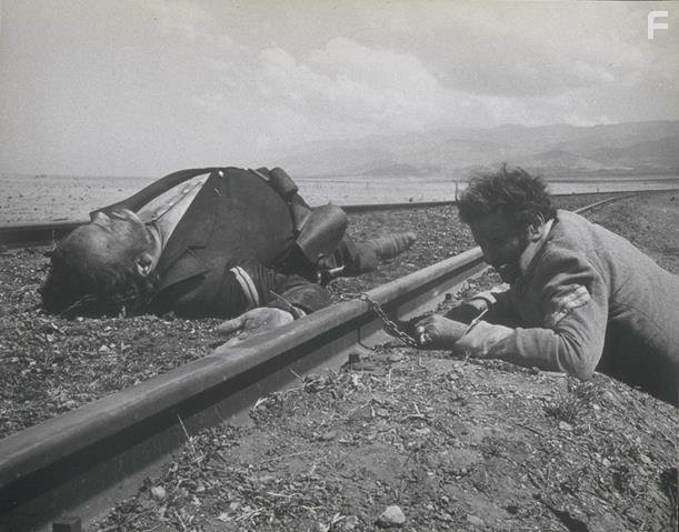 Mario Brega and Eli Wallach in Хороший, плохой, злой (1966)
