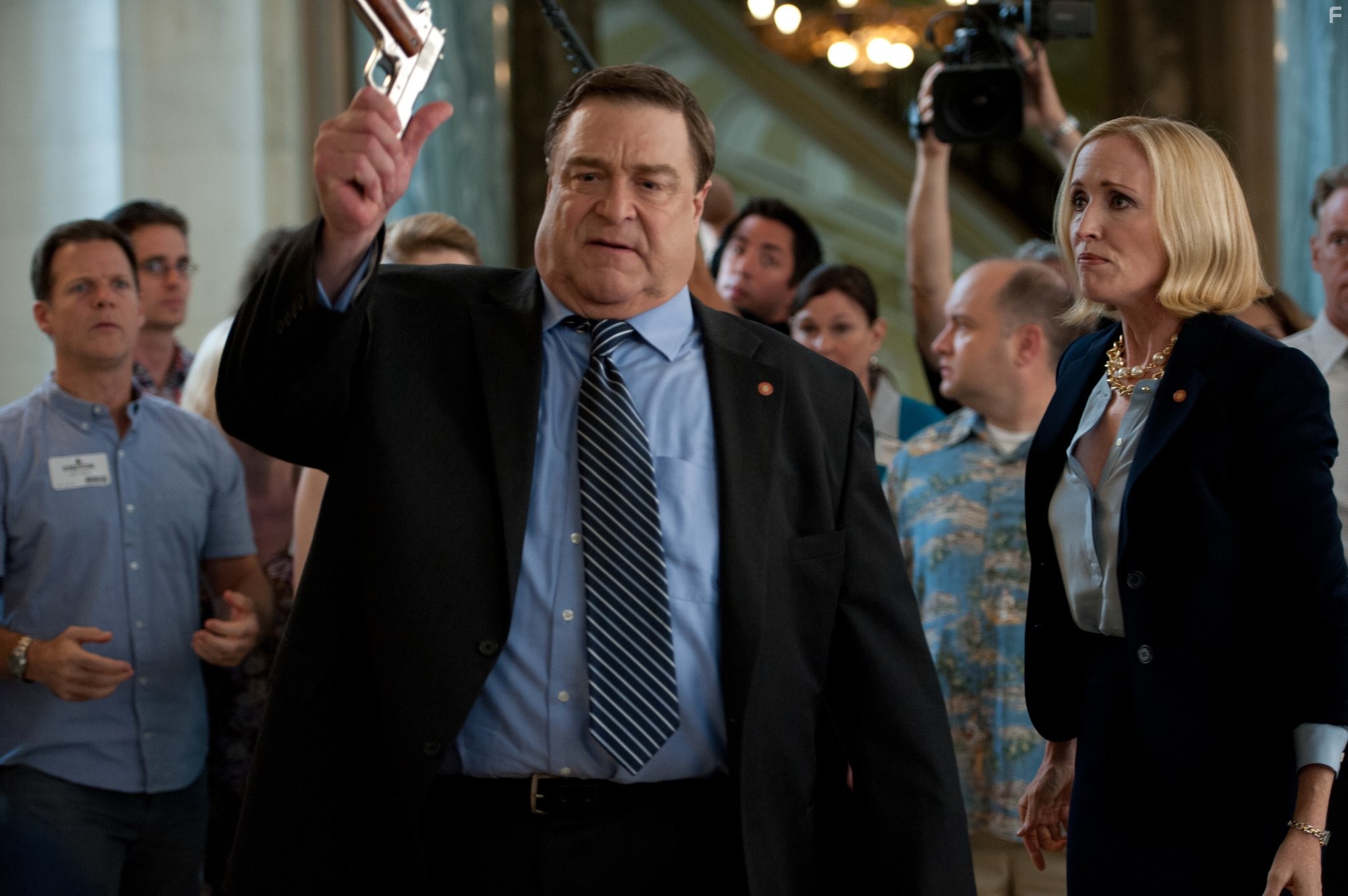 John Goodman and Janel Moloney in Альфа-дом (2013)