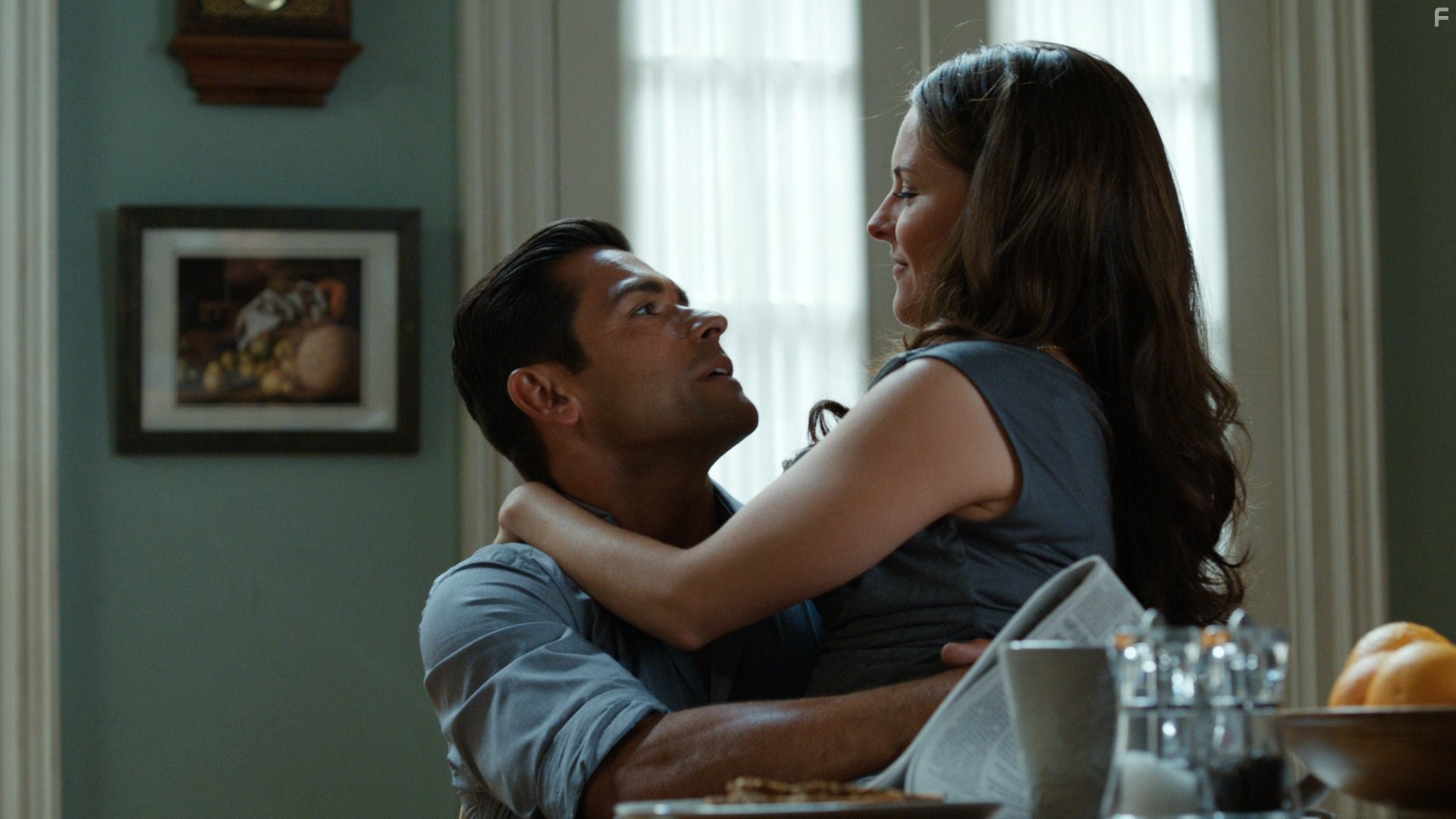 Mark Consuelos and Yara Martinez in Альфа-дом (2013)
