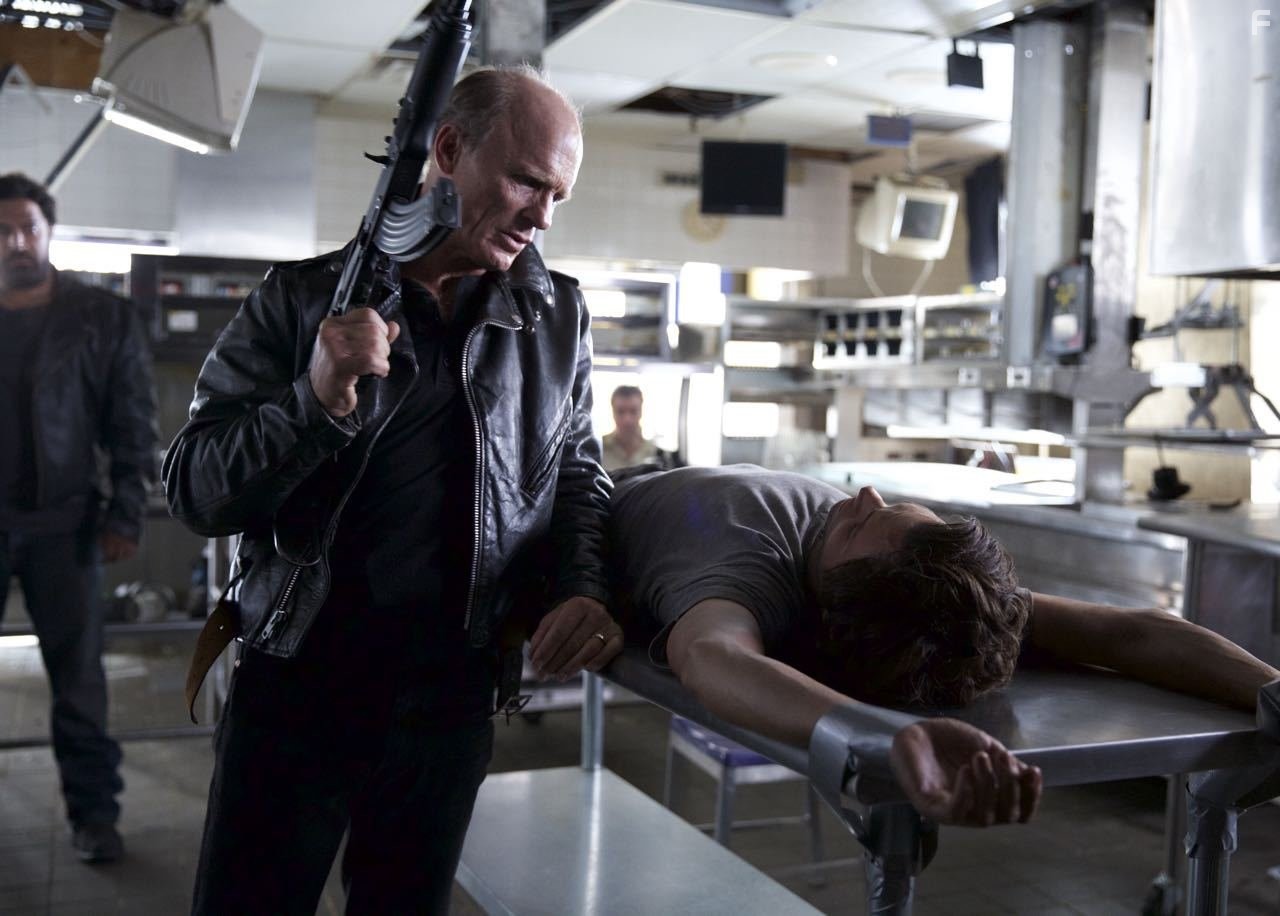 Ed Harris and Penn Badgley in Цимбелин (2014)