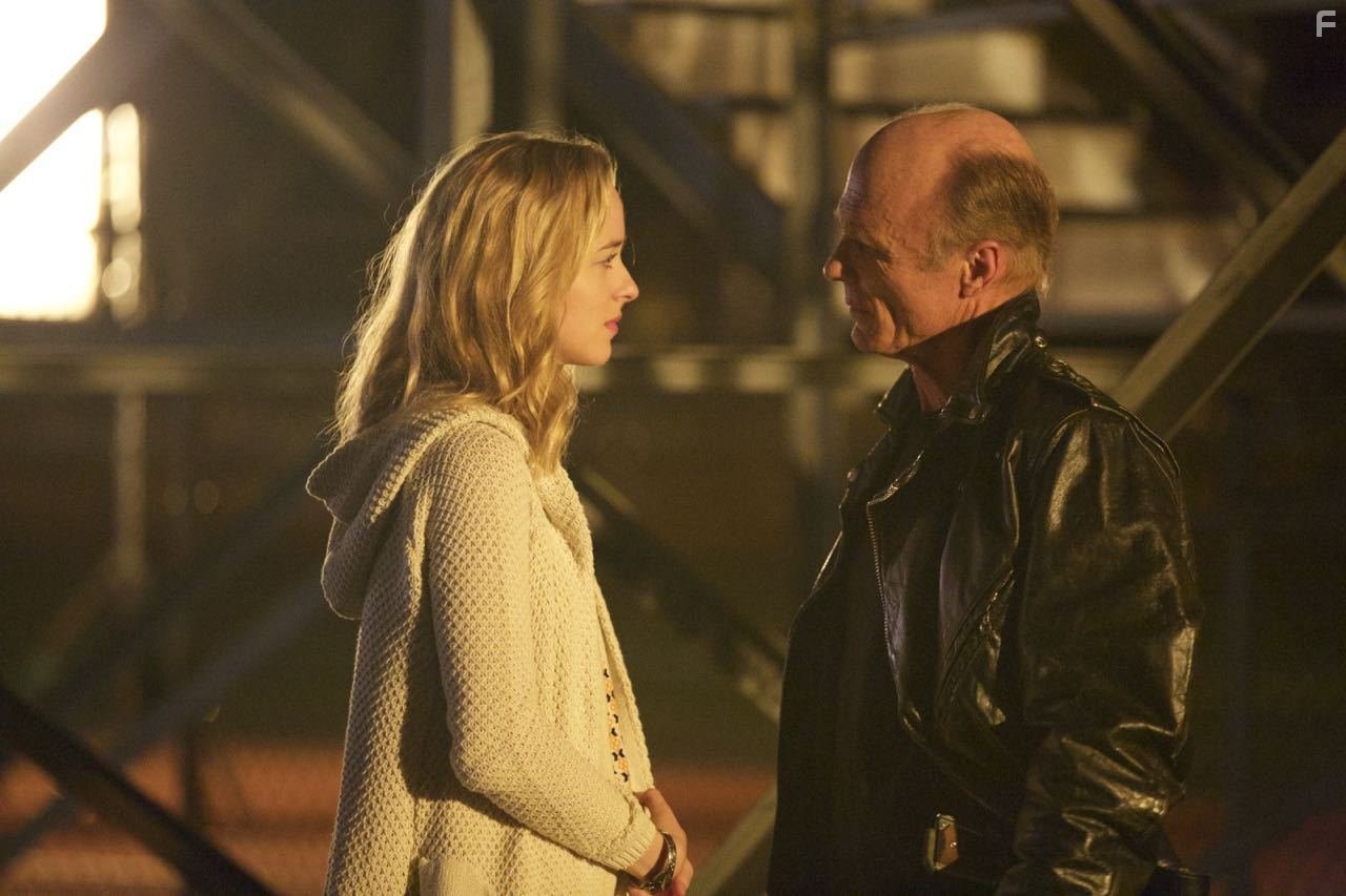 Ed Harris and Dakota Johnson in Цимбелин (2014)