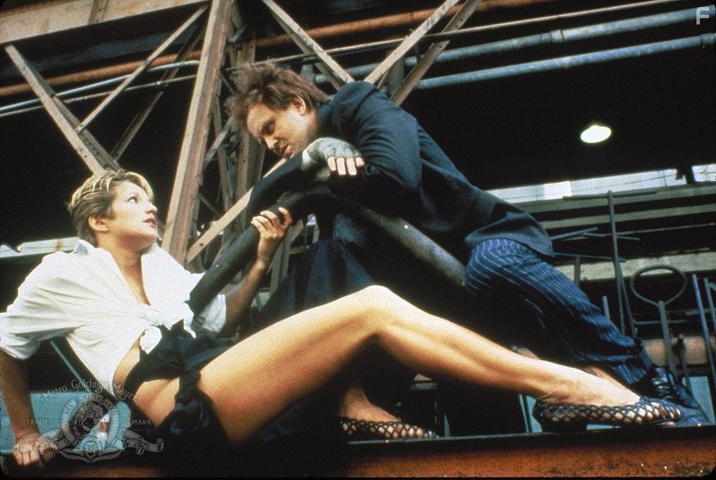 Ellen Barkin and John Lithgow in Приключения Бакару Банзая в восьмом измерении (1984)