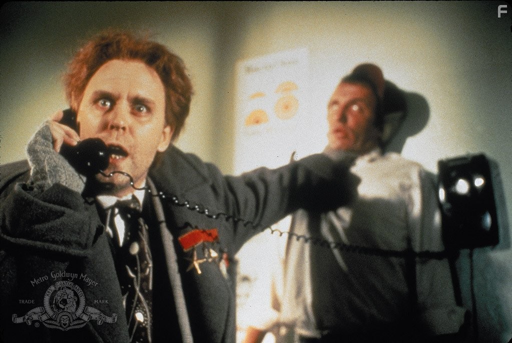 John Lithgow and Jonathan Banks in Приключения Бакару Банзая в восьмом измерении (1984)