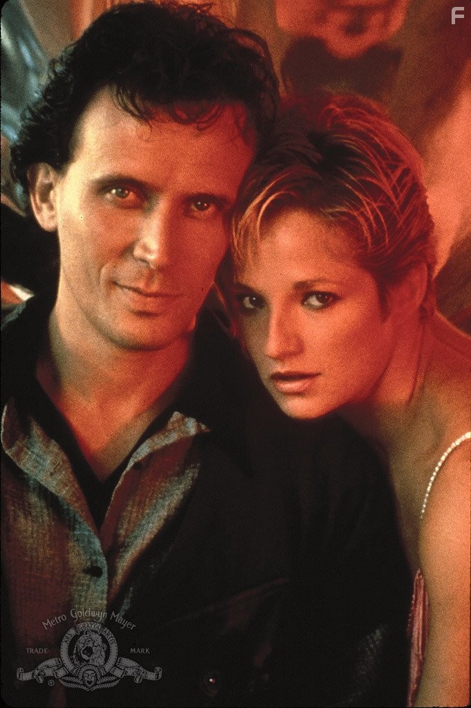 Ellen Barkin and Peter Weller in Приключения Бакару Банзая в восьмом измерении (1984)