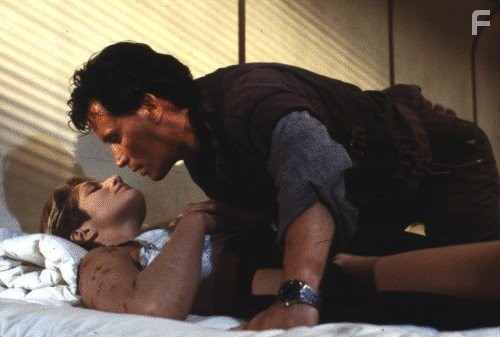 Ellen Barkin and Peter Weller in Приключения Бакару Банзая в восьмом измерении (1984)