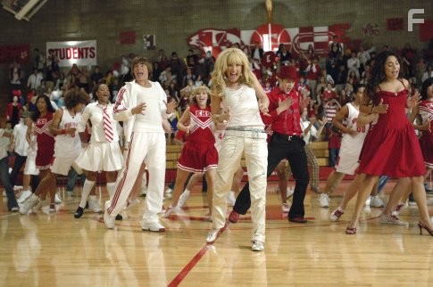 Corbin Bleu, Monique Coleman, Ashley Tisdale, Zac Efron, and Lucas Grabeel in Классный мюзикл (2006)