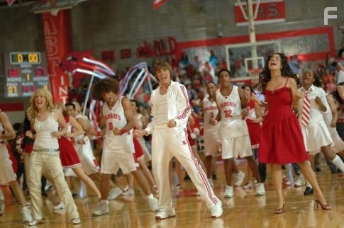 Corbin Bleu, Ashley Tisdale, Vanessa Hudgens, and Zac Efron in Классный мюзикл (2006)