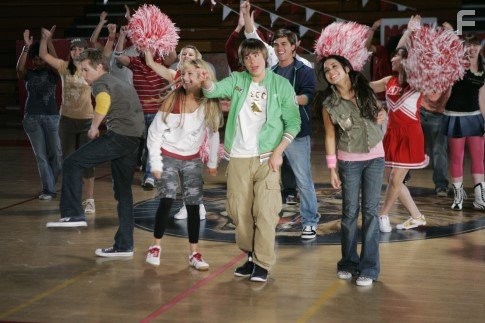 Ashley Tisdale, Vanessa Hudgens, Zac Efron, and Lucas Grabeel in Классный мюзикл (2006)