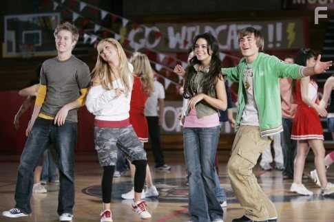 Ashley Tisdale, Vanessa Hudgens, Zac Efron, and Lucas Grabeel in Классный мюзикл (2006)