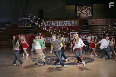 Ashley Tisdale, Vanessa Hudgens, Zac Efron, and Lucas Grabeel in Классный мюзикл (2006)