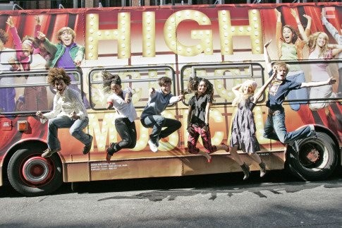 Corbin Bleu, Monique Coleman, Ashley Tisdale, Vanessa Hudgens, and Lucas Grabeel in Классный мюзикл (2006)