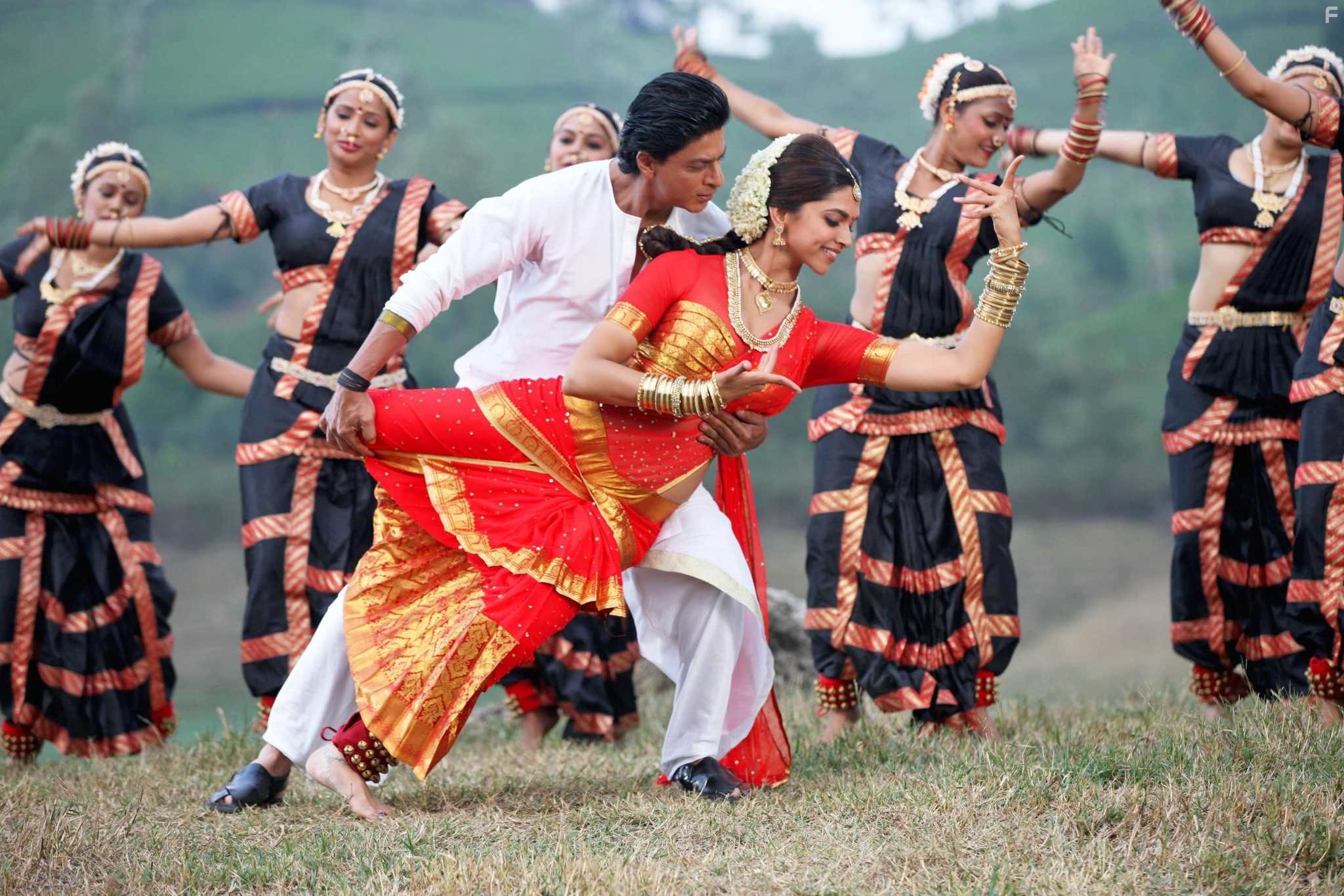 Shah Rukh Khan and Deepika Padukone in Чeннайский экспресс (2013)