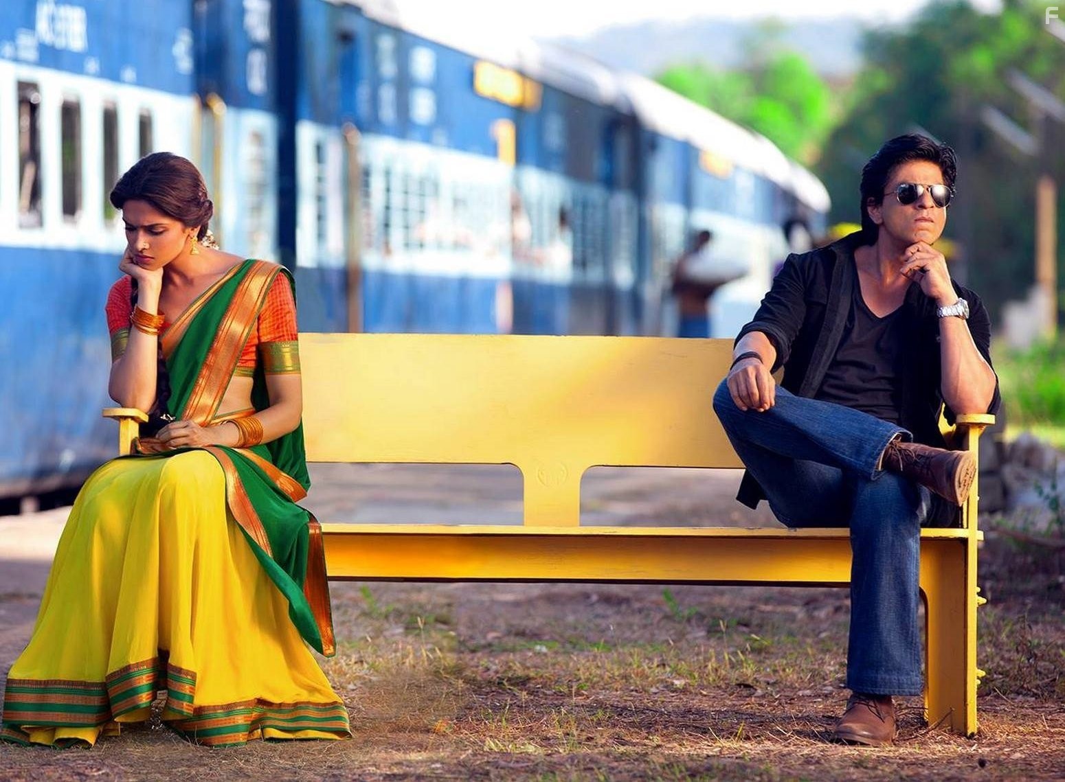 Shah Rukh Khan and Deepika Padukone in Чeннайский экспресс (2013)