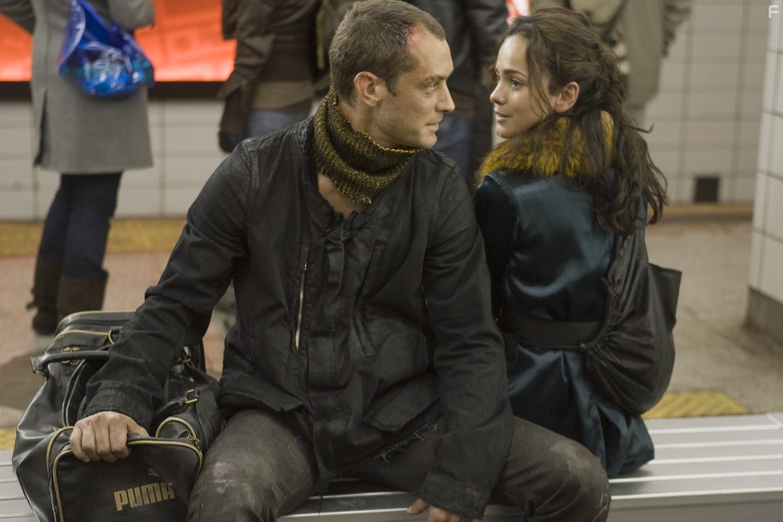 Jude Law and Alice Braga in Потрошители (2010)