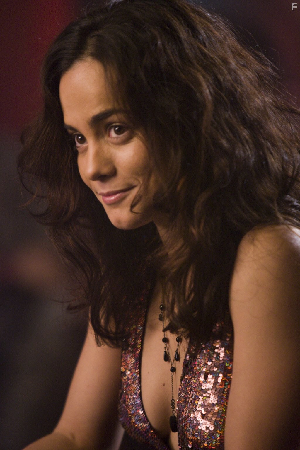 Alice Braga in Потрошители (2010)