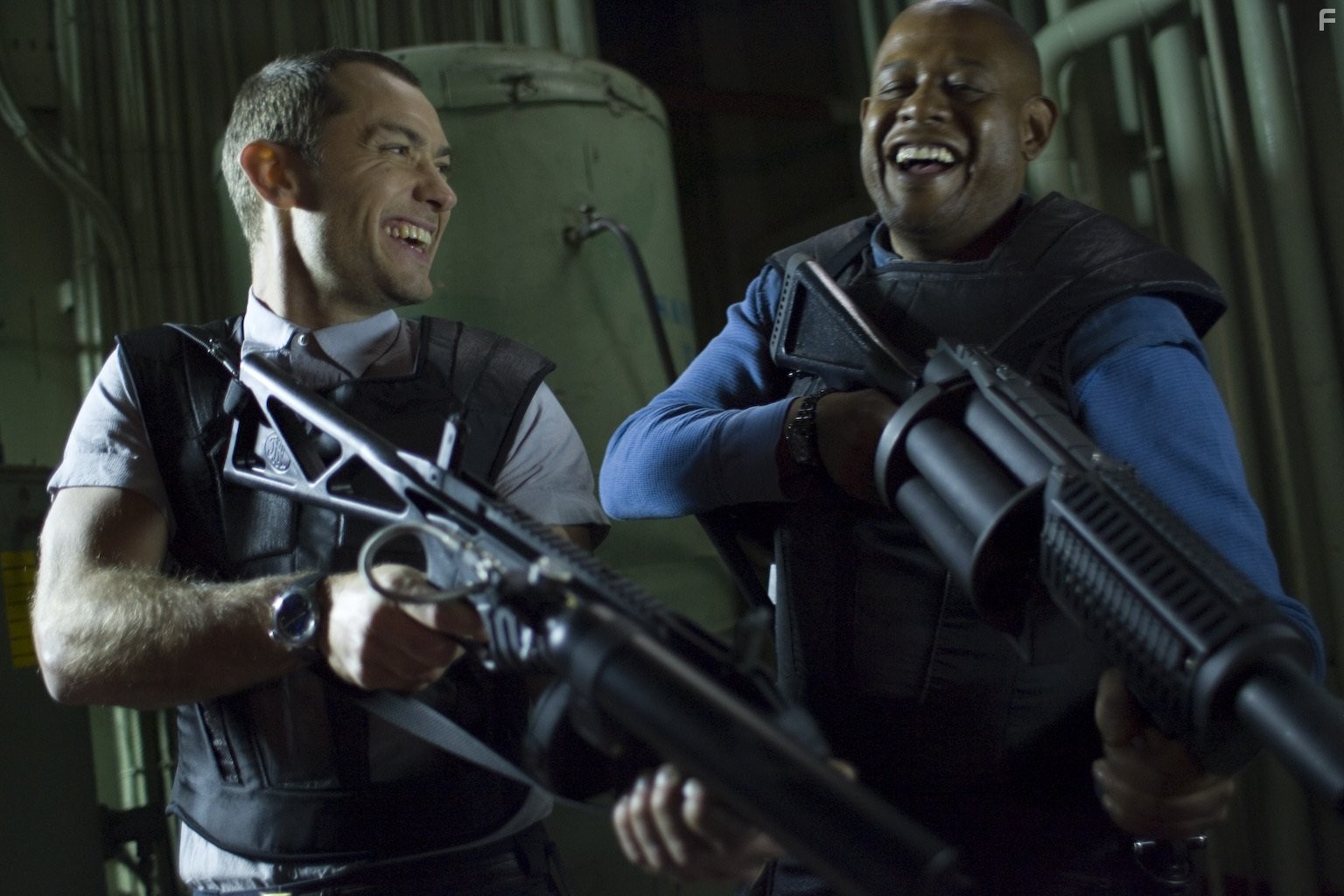 Jude Law and Forest Whitaker in Потрошители (2010)