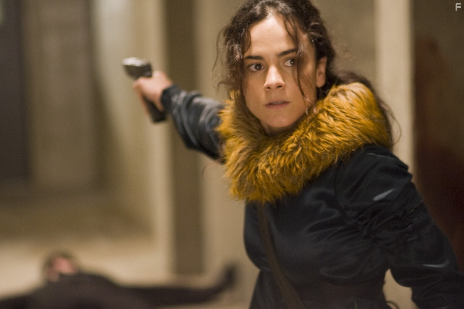 Alice Braga in Потрошители (2010)