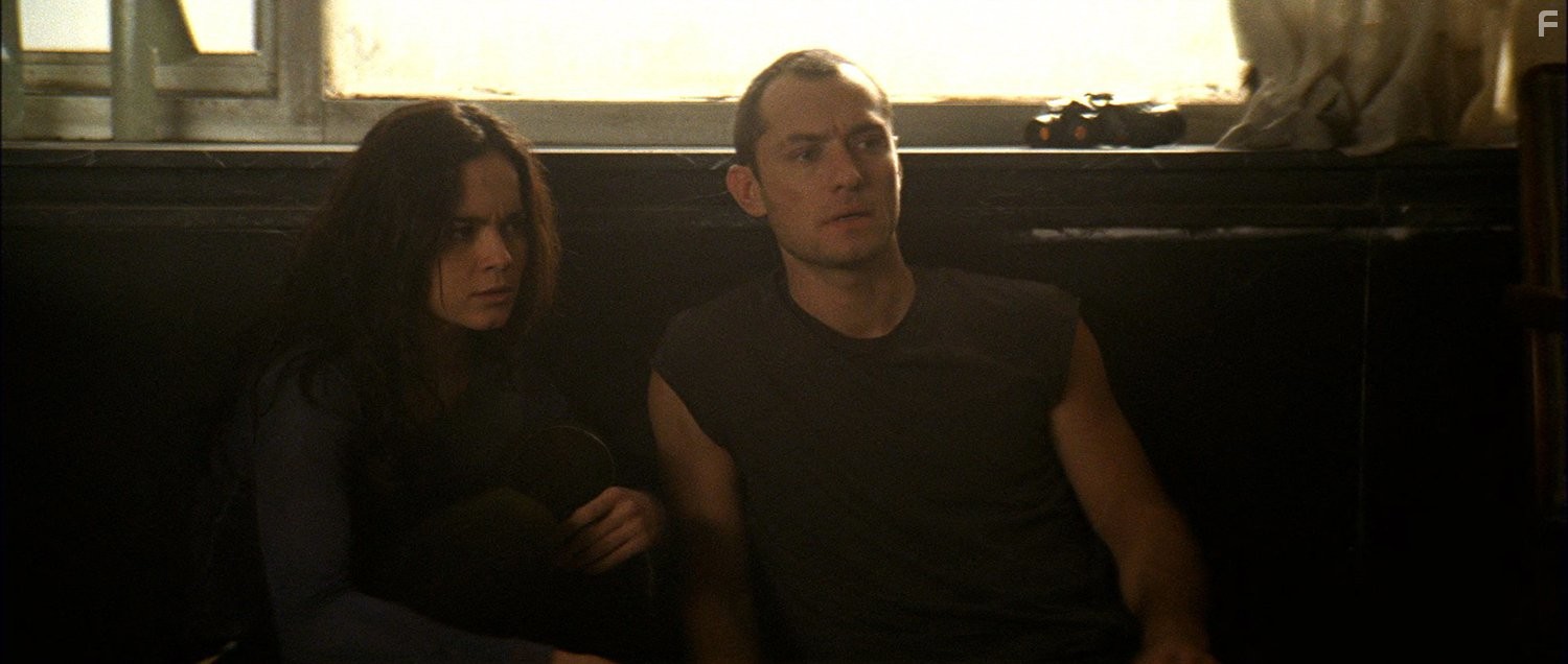Jude Law and Alice Braga in Потрошители (2010)