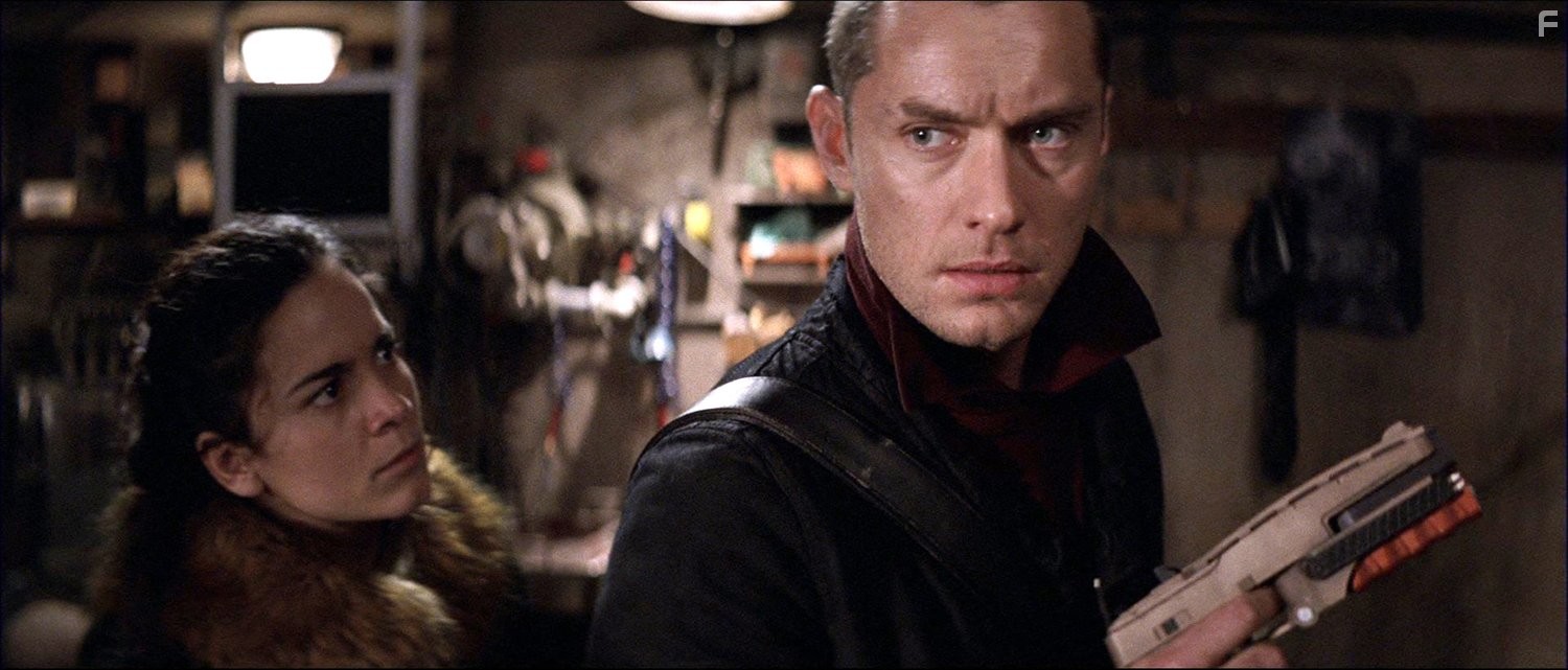 Jude Law and Alice Braga in Потрошители (2010)