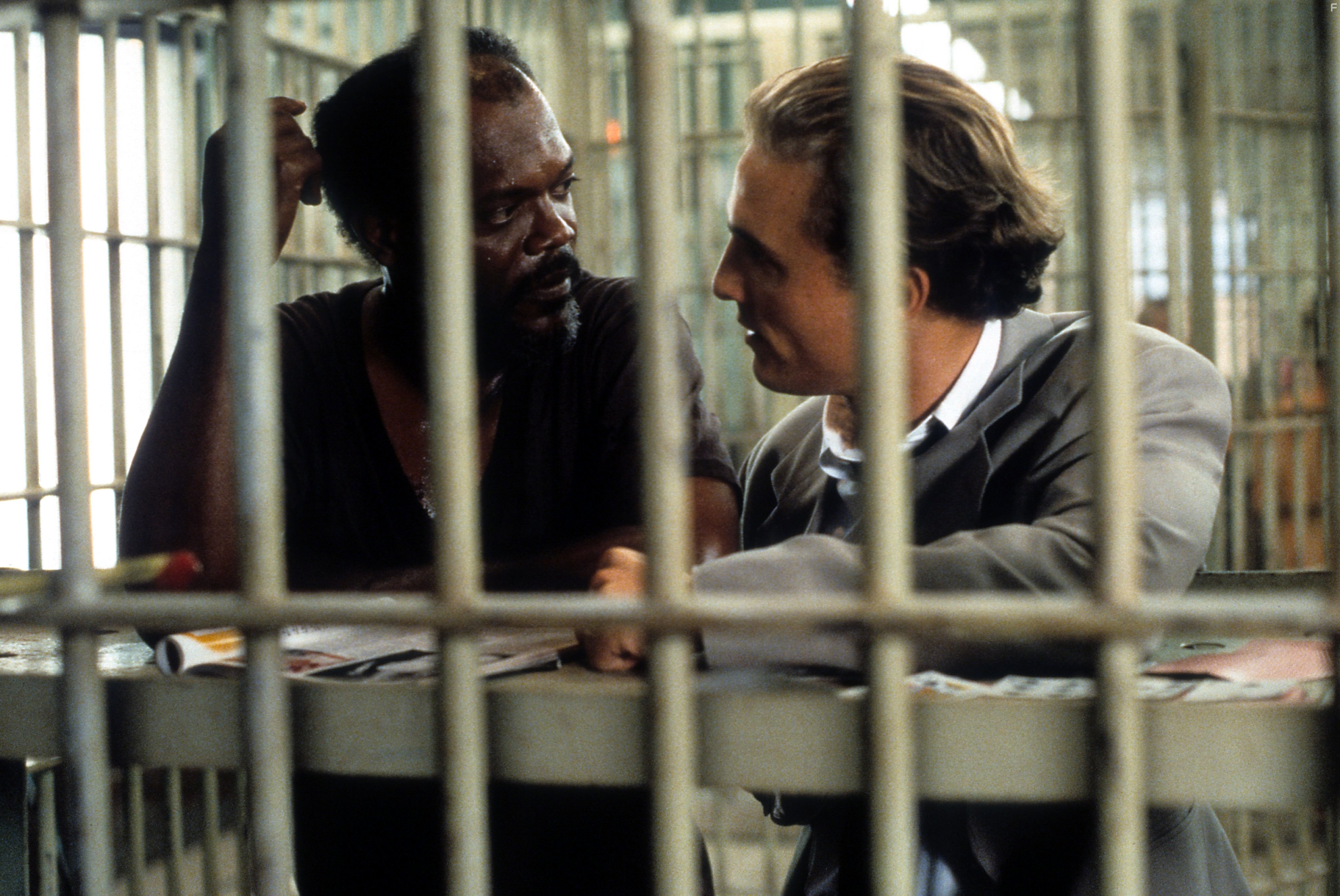 Samuel L. Jackson and Matthew McConaughey in Время убивать (1996)