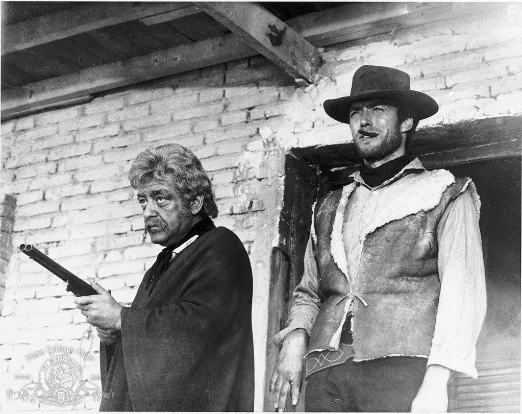 Clint Eastwood and Jos? Calvo in За пригоршню долларов (1964)
