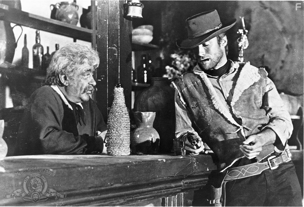 Clint Eastwood and Jos? Calvo in За пригоршню долларов (1964)
