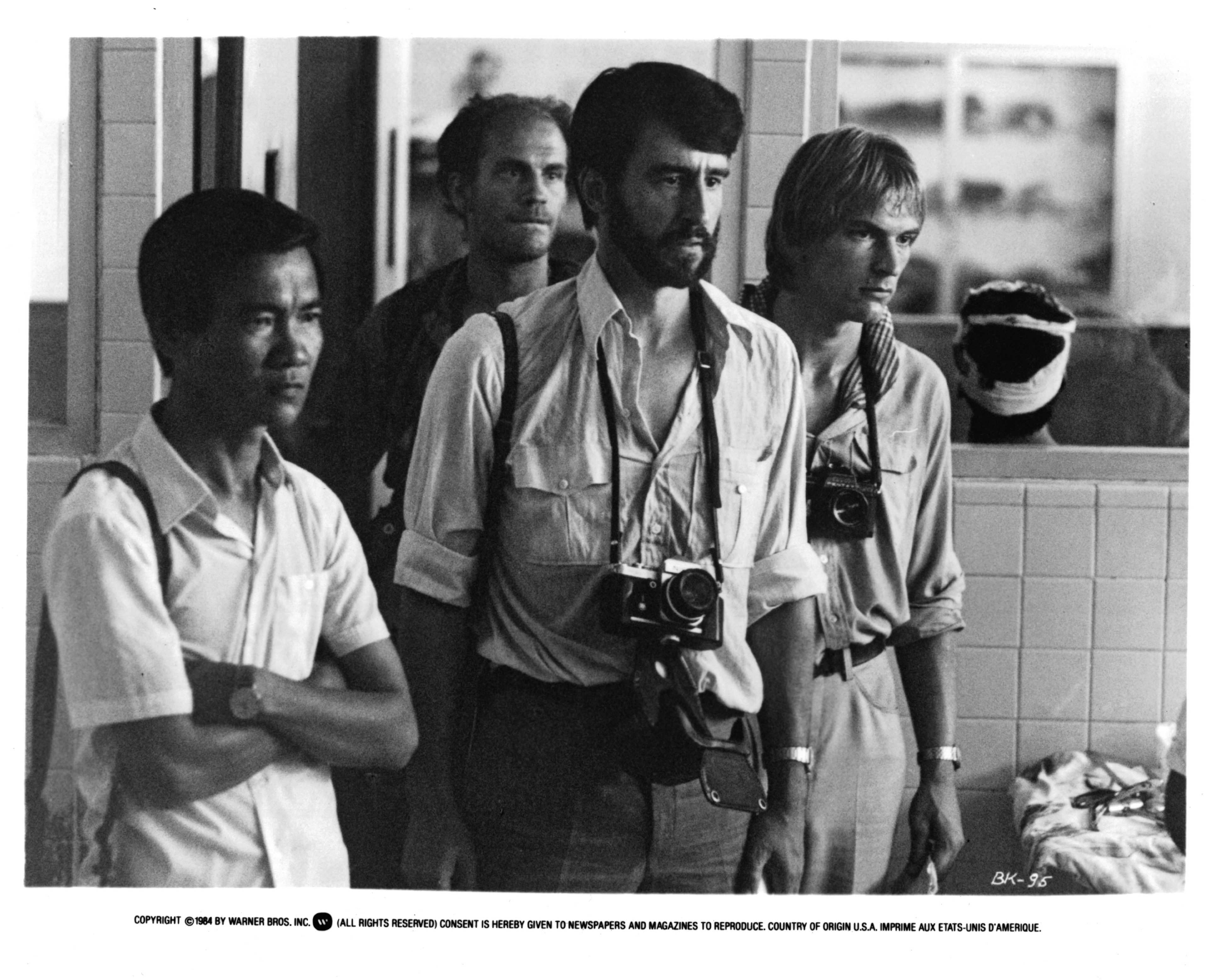 John Malkovich, Julian Sands, Sam Waterston, and Haing S. Ngor in Поля смерти (1984)