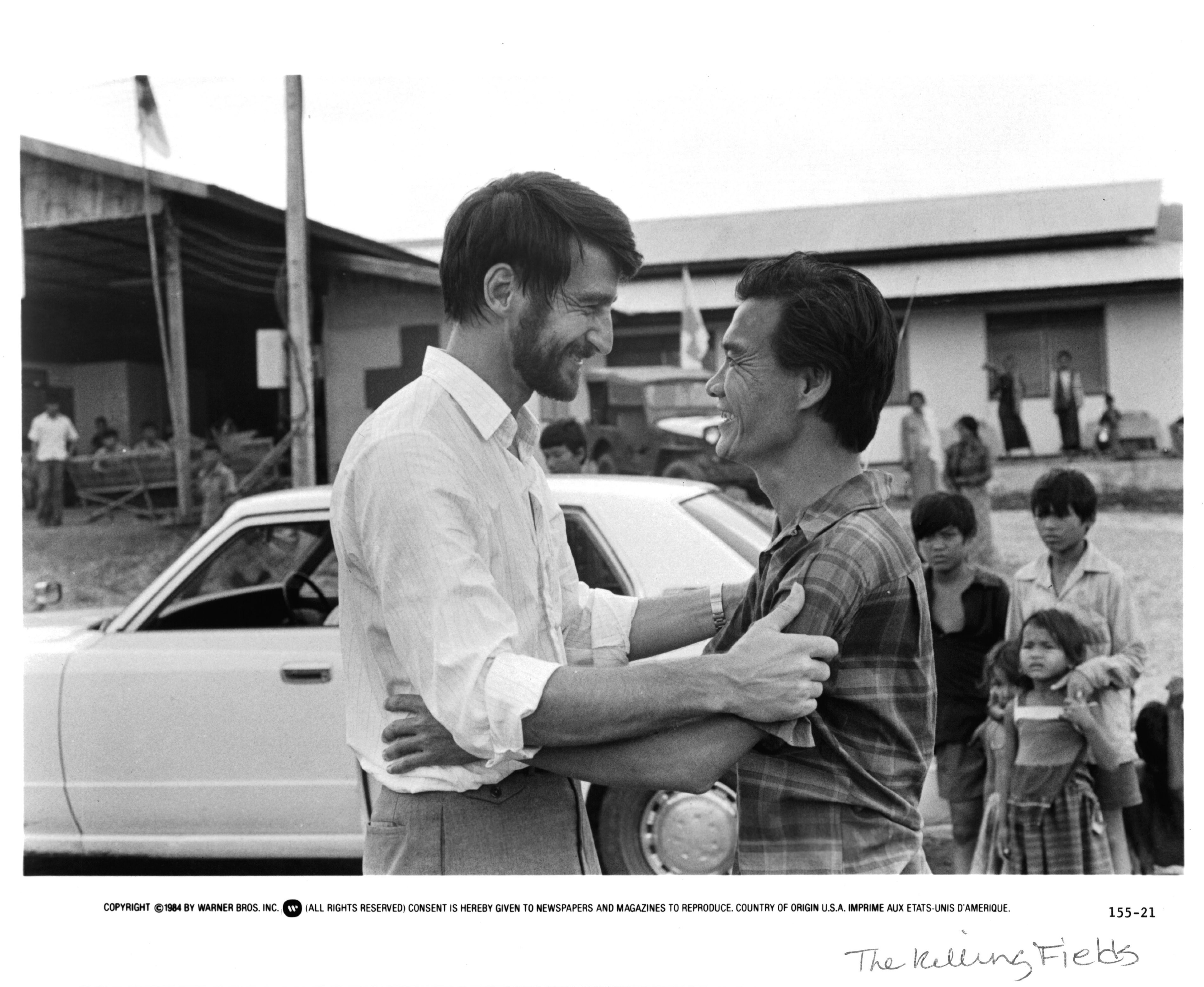 Sam Waterston and Haing S. Ngor in Поля смерти (1984)