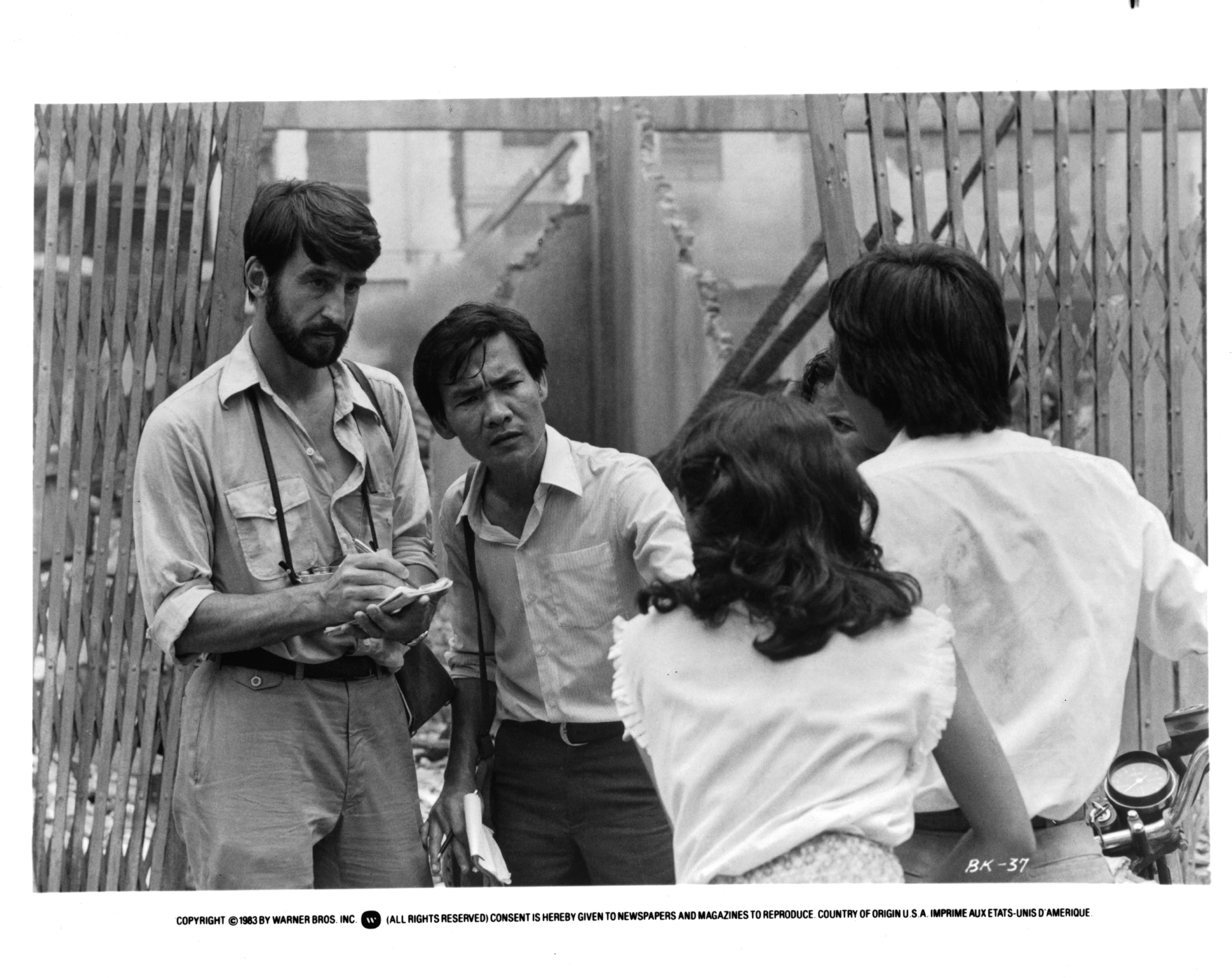 Sam Waterston and Haing S. Ngor in Поля смерти (1984)