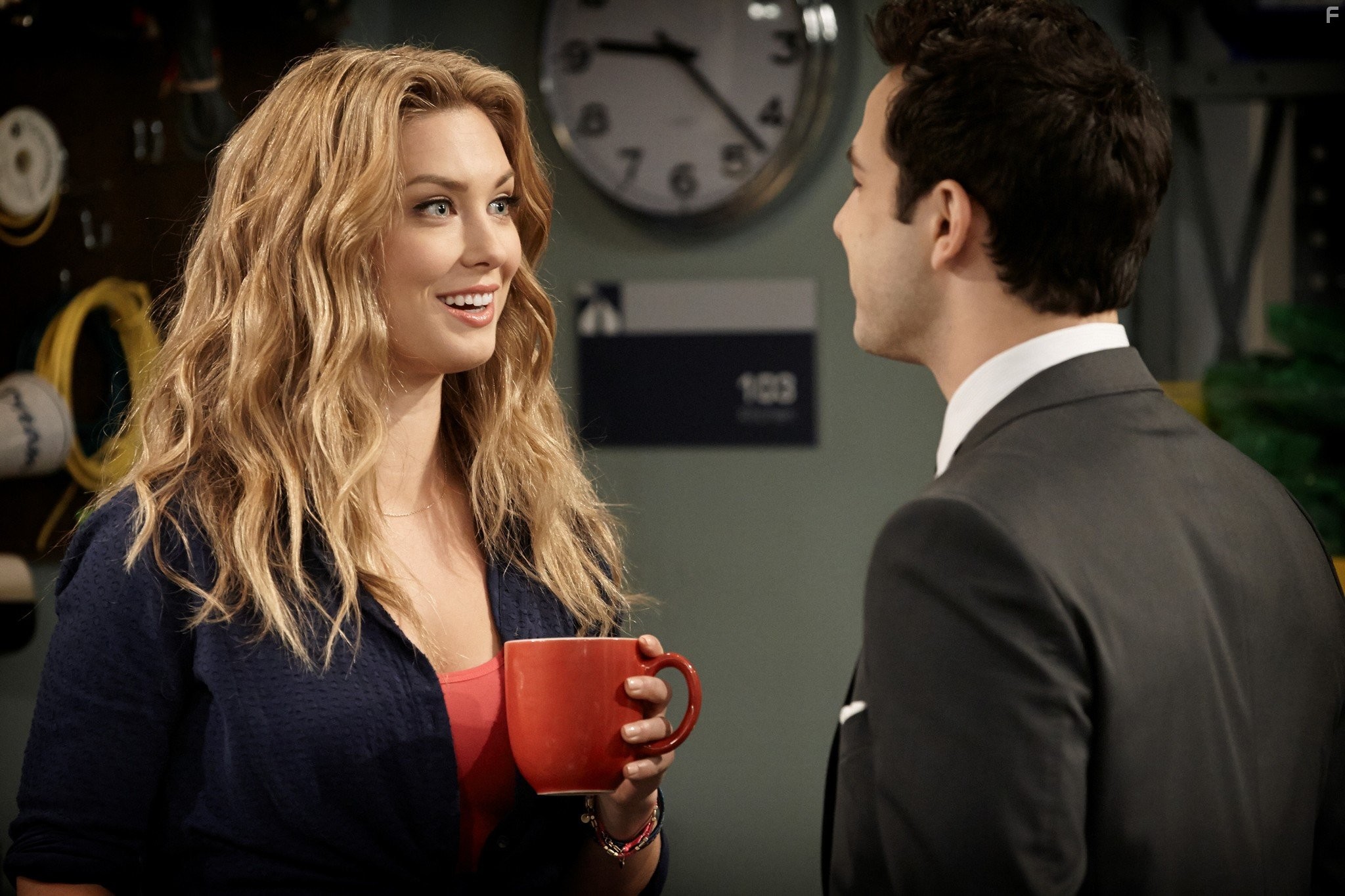 Skylar Astin and Briga Heelan in Нижний этаж (2013)