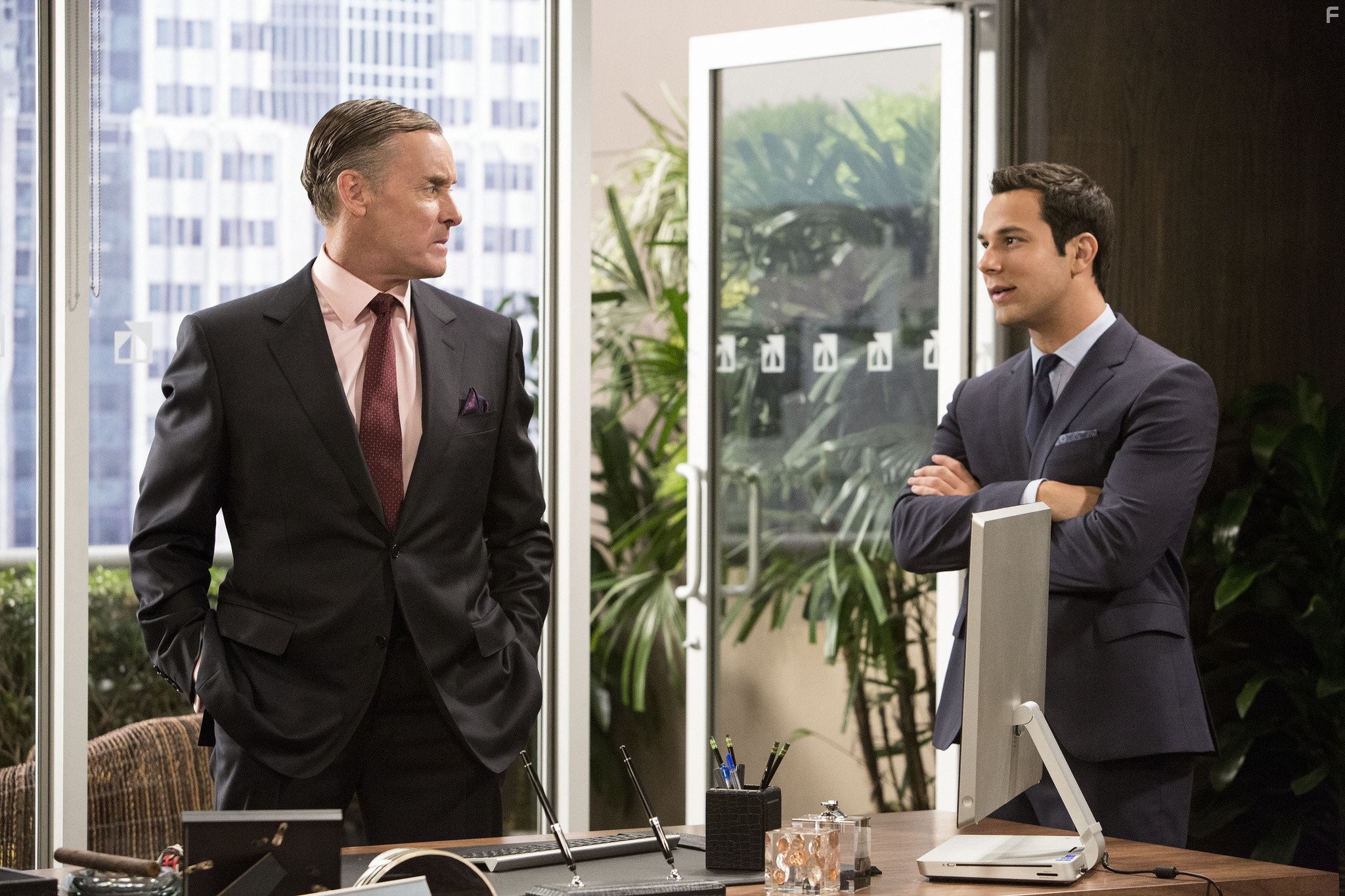 John C. McGinley and Skylar Astin in Нижний этаж (2013)