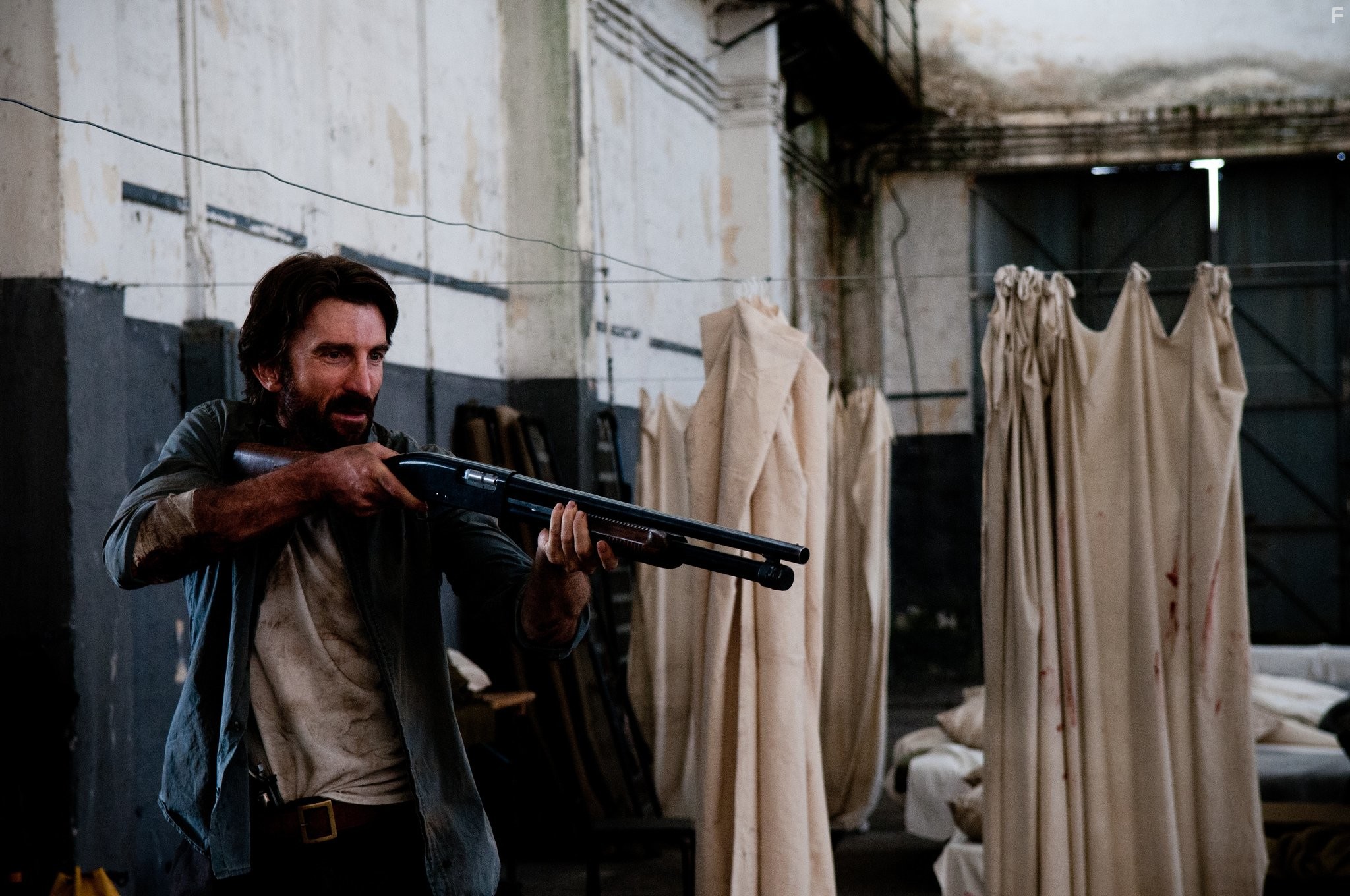 Sharlto Copley in Открытая могила (2013)