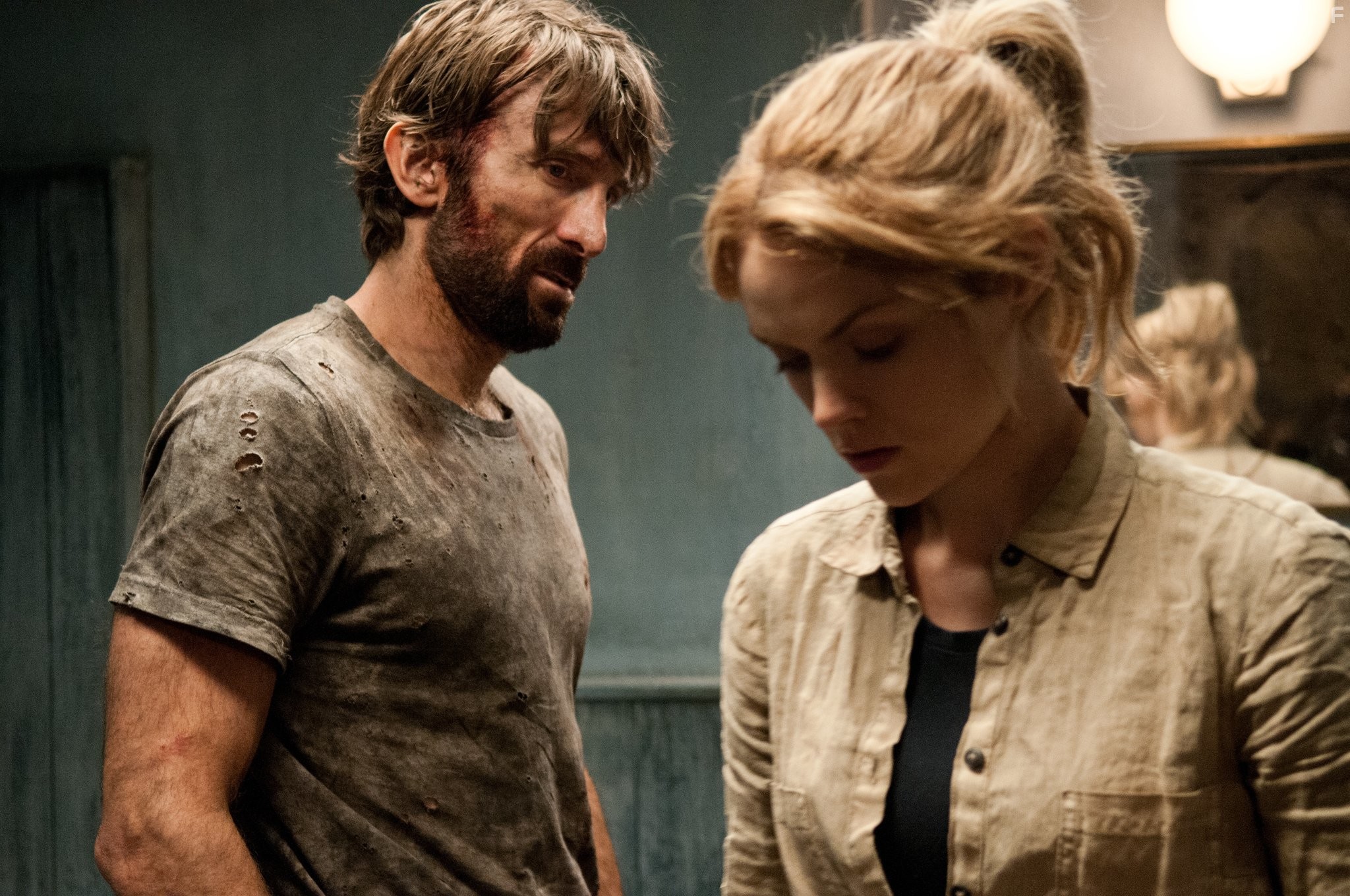 Sharlto Copley and Erin Richards in Открытая могила (2013)