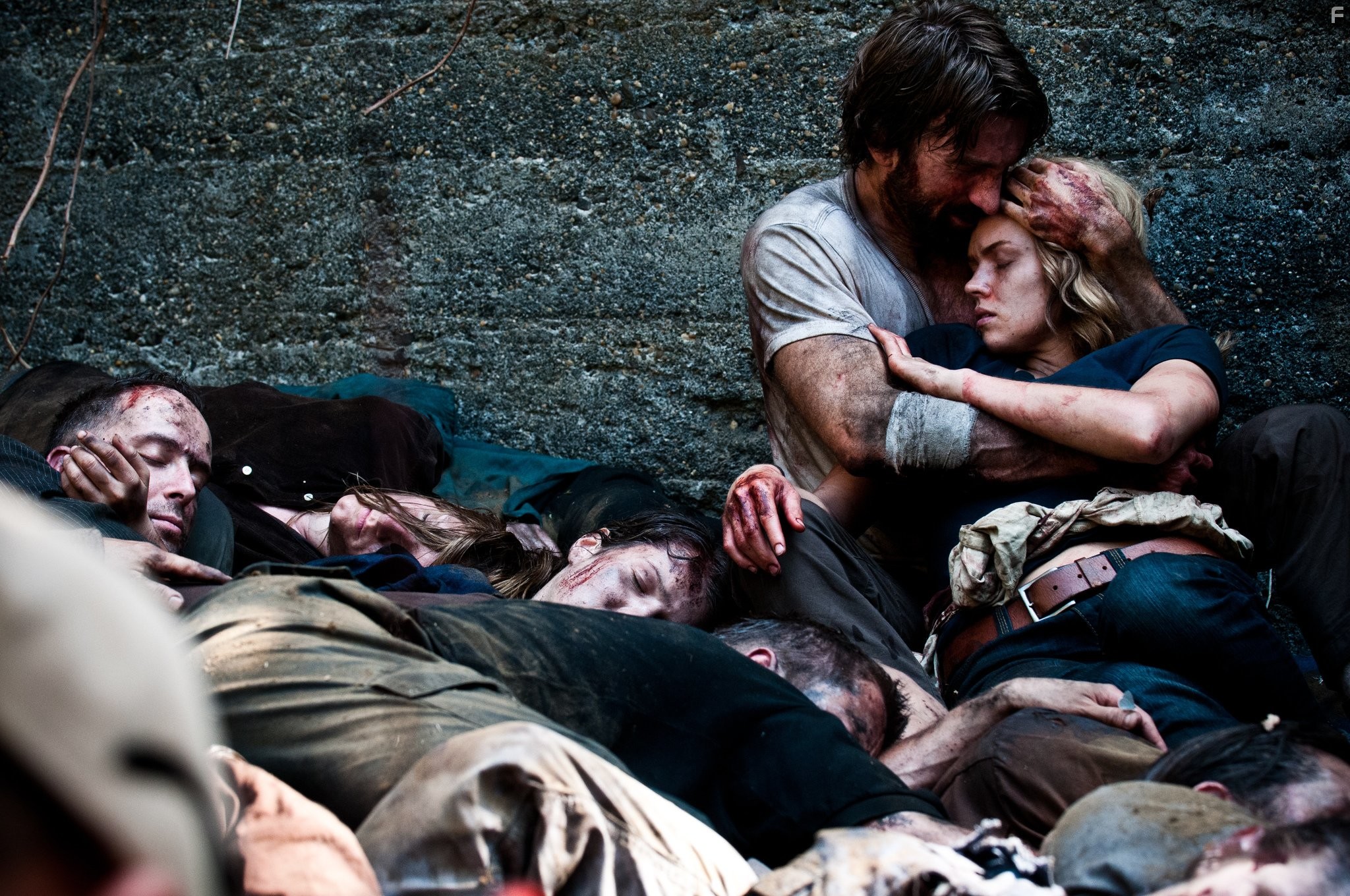 Sharlto Copley and Erin Richards in Открытая могила (2013)