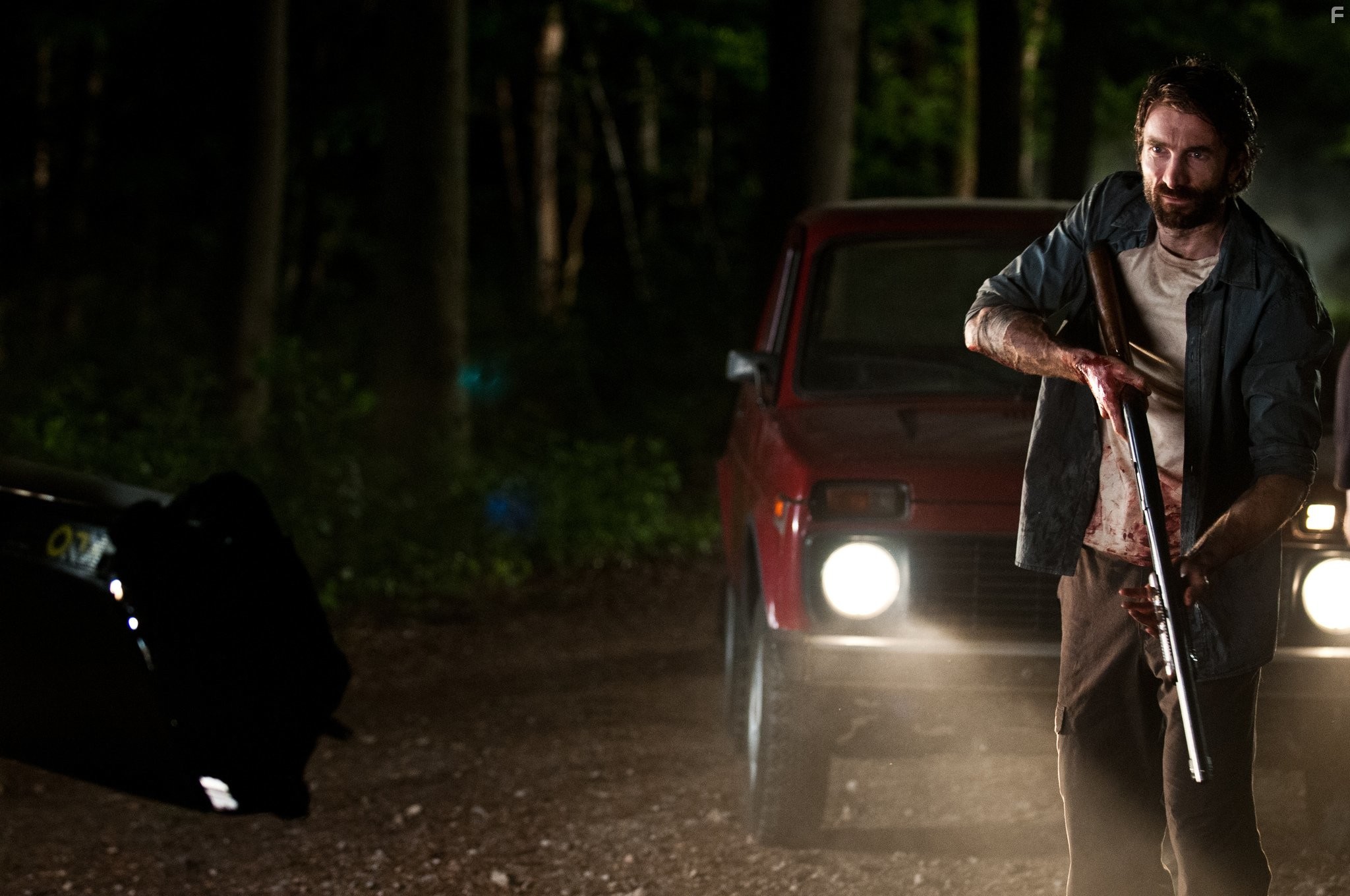 Sharlto Copley in Открытая могила (2013)