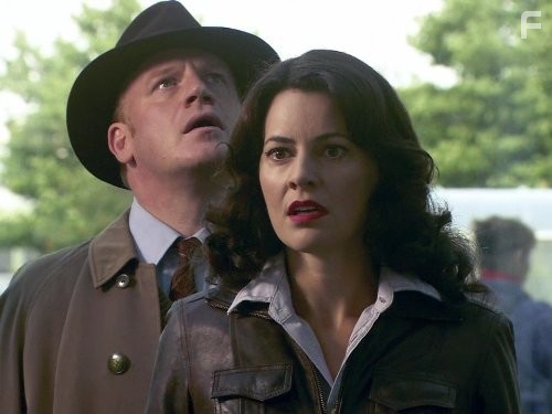 Louise Delamere and Mark Lewis Jones in Торчвуд (2006)