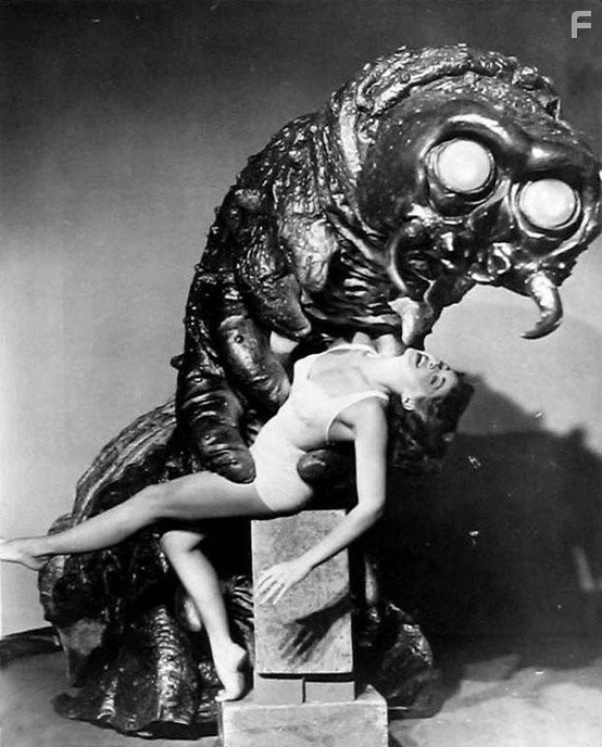 Barbara Darrow in Монстр, который бросил вызов миру (1957)