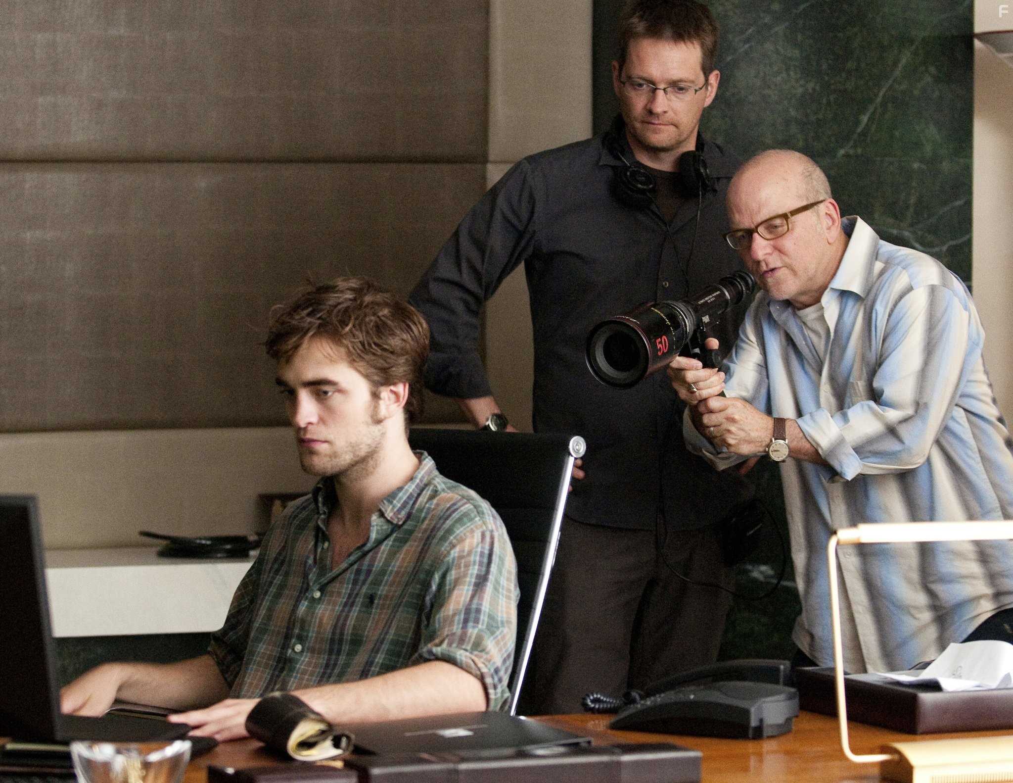 Allen Coulter and Robert Pattinson in Помни меня (2010)