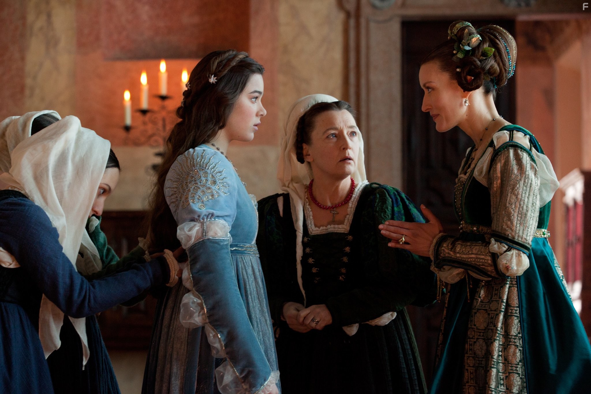 Natascha McElhone, Lesley Manville, and Hailee Steinfeld in Ромео & Джульетта (2013)