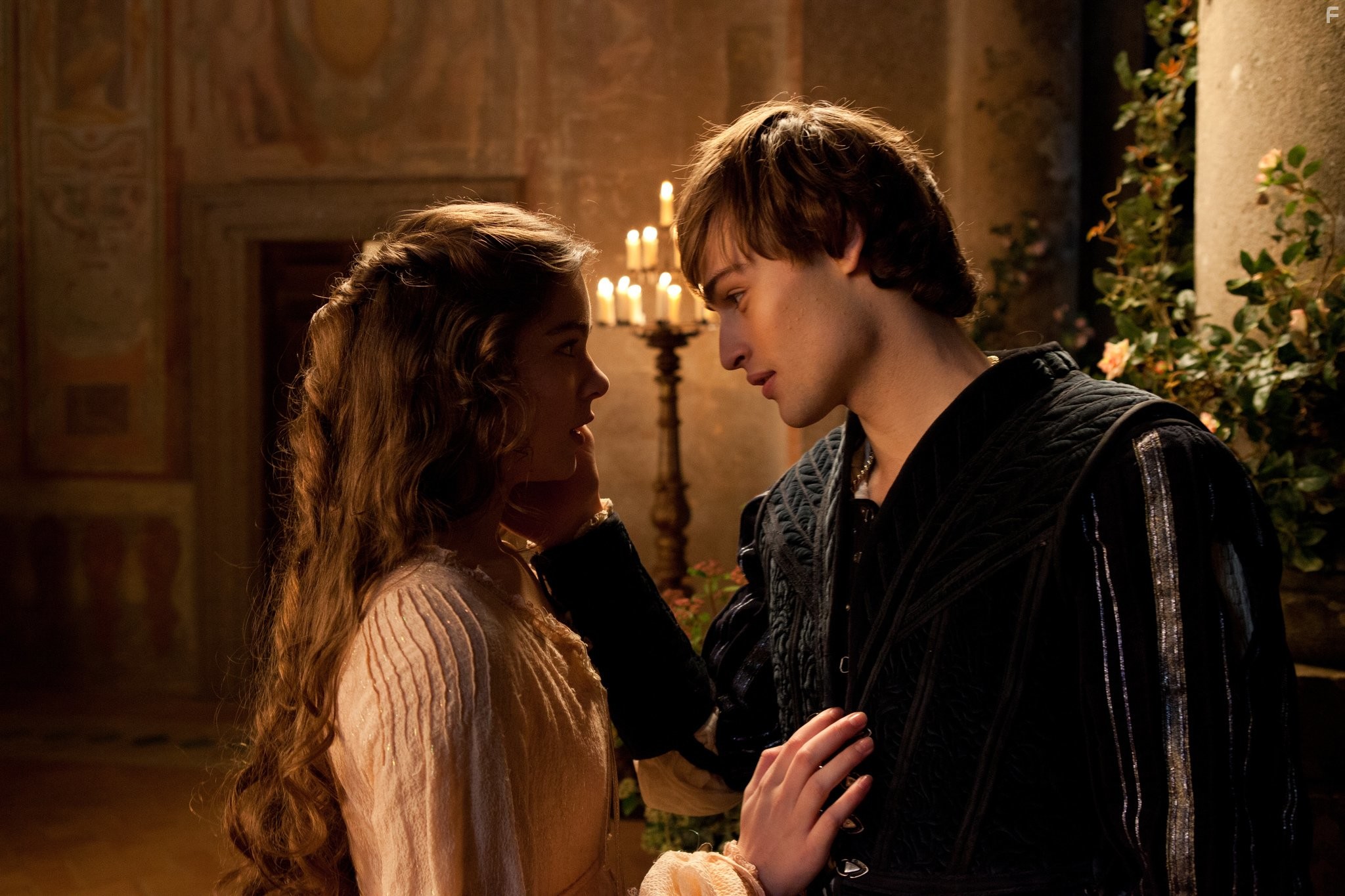 Hailee Steinfeld and Douglas Booth in Ромео & Джульетта (2013)