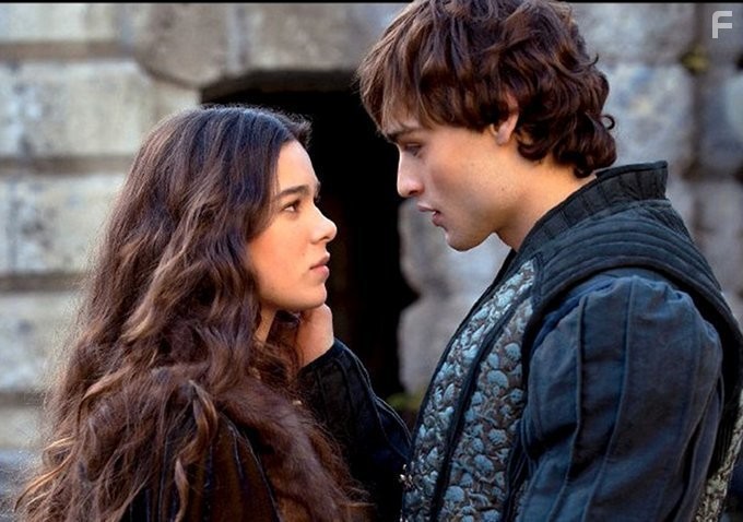 Hailee Steinfeld and Douglas Booth in Ромео & Джульетта (2013)