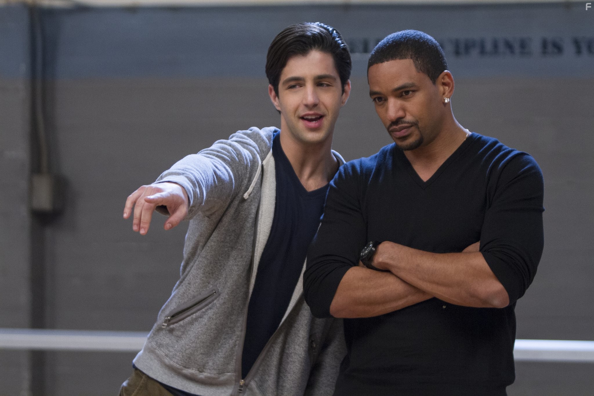 Laz Alonso and Josh Peck in Короли танцпола (2013)